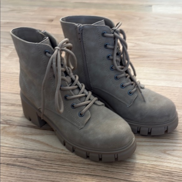 Women's Taupe Lace-Up Ankle Boots NWOT - Picture 1 of 5